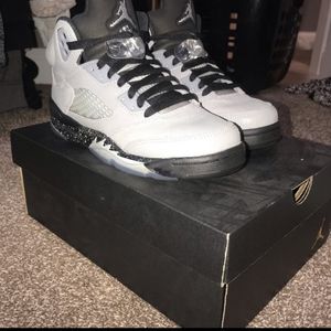 Jordan Grey Wolf GS..  Size 5Y Comes with Box